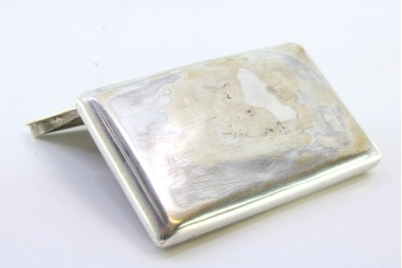  Caixa de rapé em prata com gravados na tampa e forrada a veludo no interior.